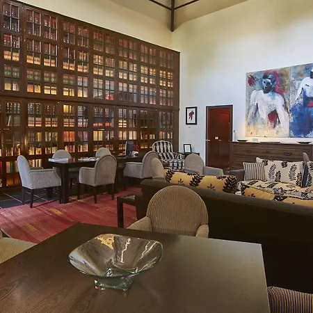 El Cortinal Hotel *