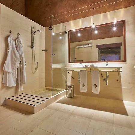 El Cortinal Hotel *