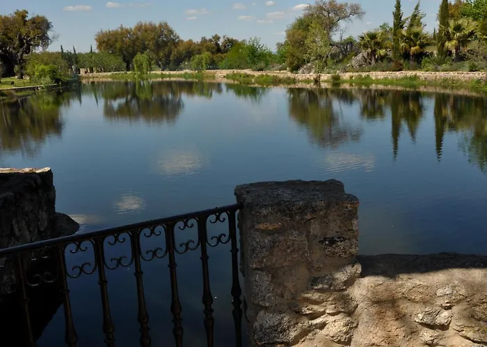 芬卡艾尔柯缇纳尔酒店 *